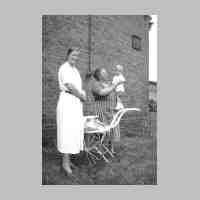 011-0075  Marie-Erika von Frantzius 1936 mit ihrem Sohn Wolf-Dietrich auf Gut Kuemmritz.jpg